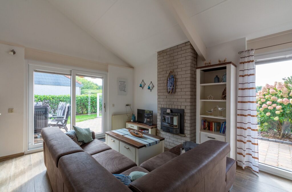 Binnenkant van een van de bungalows met tuin op Bungalowpark Yperhof in Julianadorp